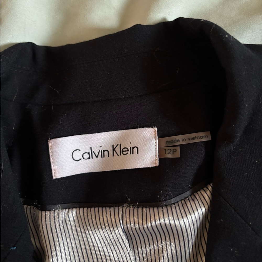 Calvin Klein Black Blazer with Notched Lapels and Tailored Fit - Picture 3 of 3